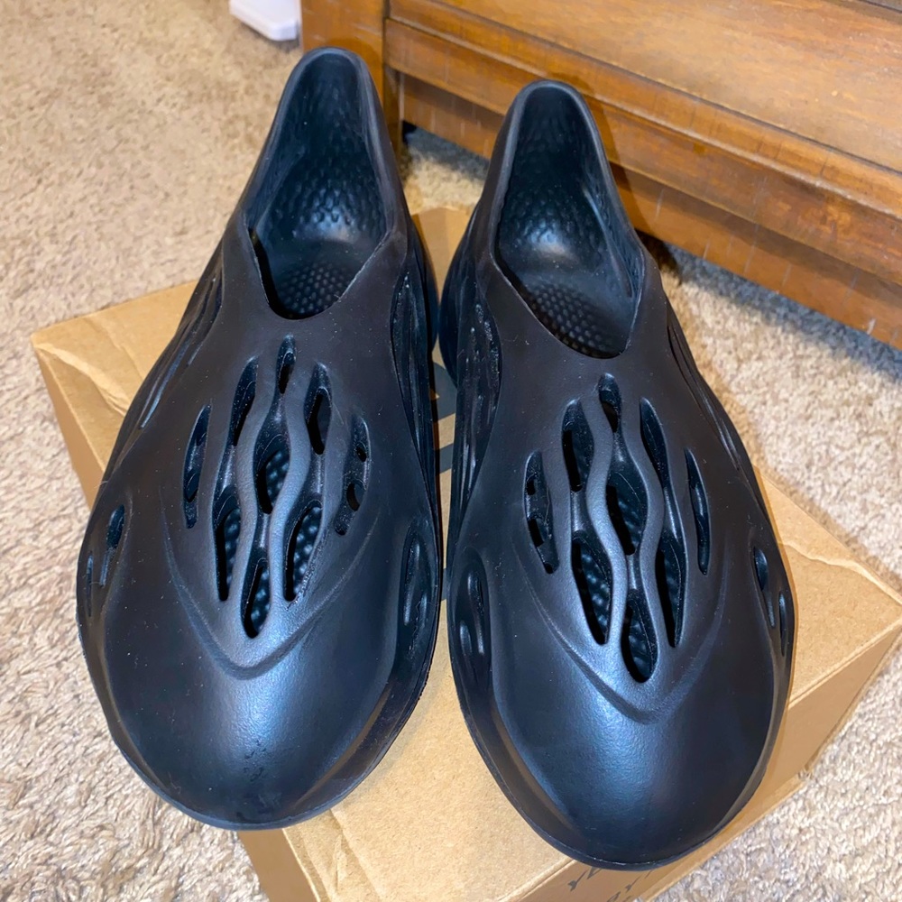 COPY - Yeezy Foam RNNER (black) size 8